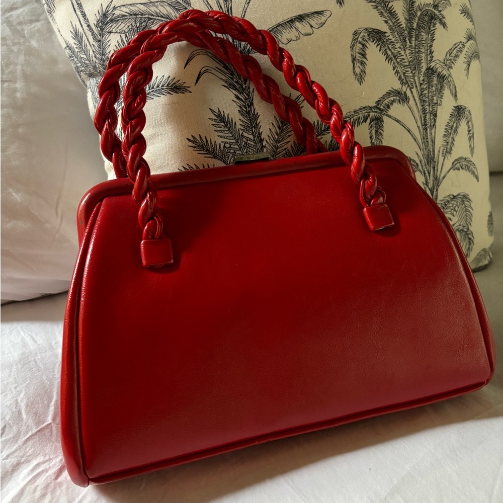Vintage red shoulder / top handle bag, with feet. Patent leather.